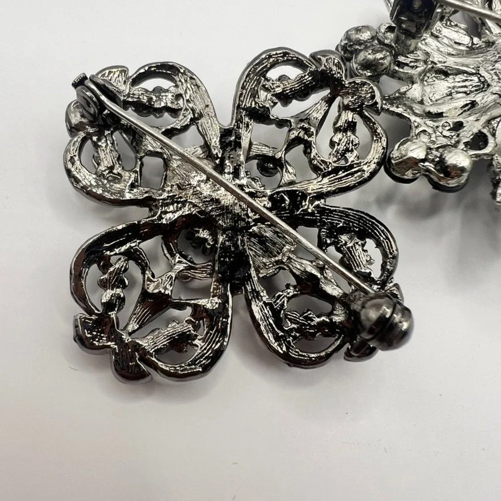 N/A floral clasp